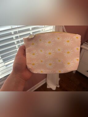 ipsy Pink Daisy Zip Cosmetic Pouch
